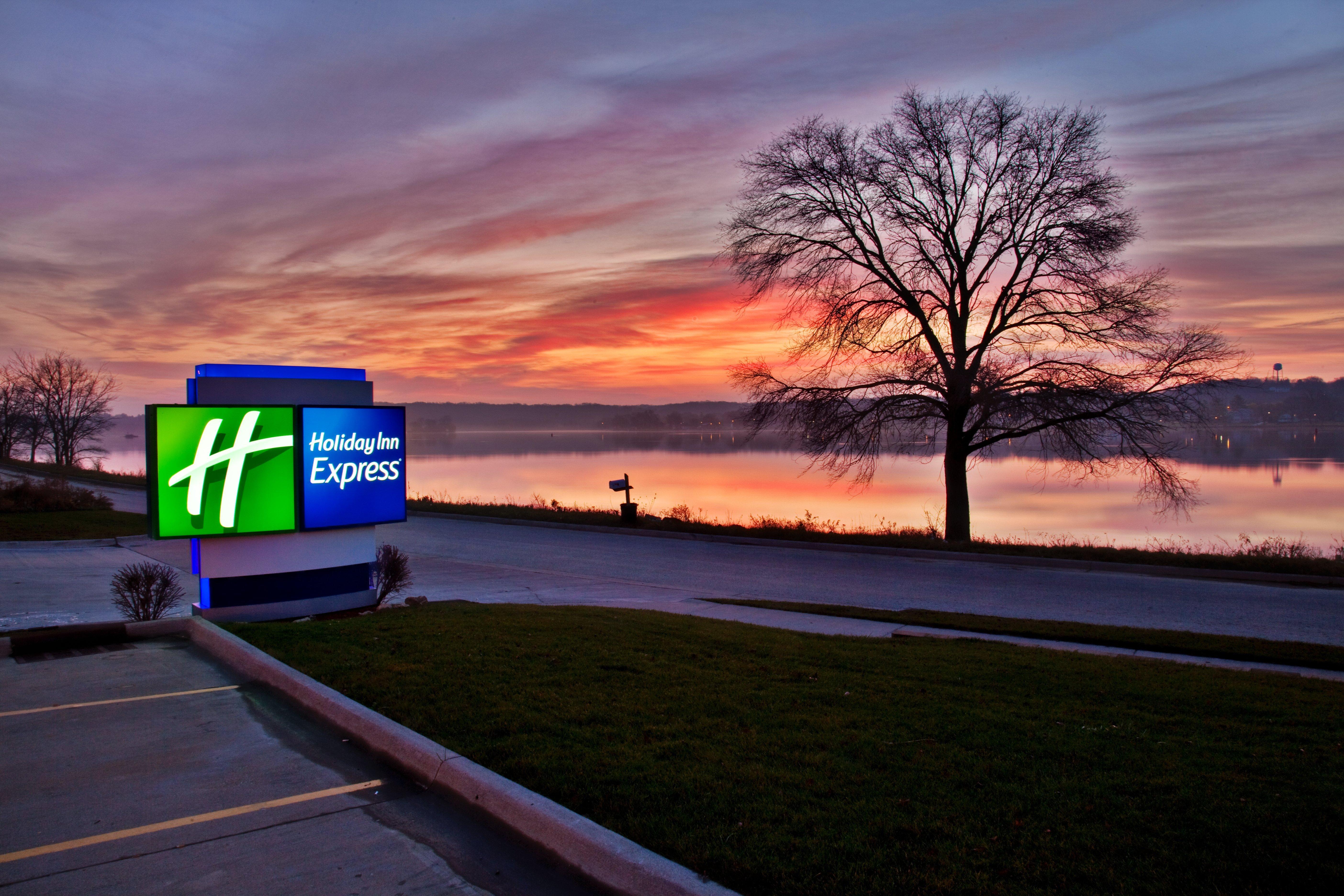 Holiday Inn Express Le Claire Riverfront-Davenport By Ihg Eksteriør billede